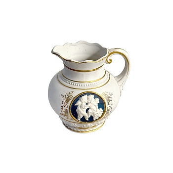 Фарфоровый молочник